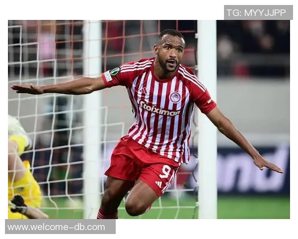 森林老板与贝尼特斯共赏奥林匹亚科斯对阵阿森纳精彩赛事