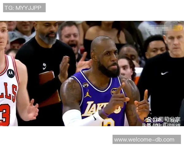 詹姆斯第四节表现惊艳但功亏一篑本场贡献13分5篮板2抢断 詹姆斯第四节表现惊艳但功亏一篑本场贡献13分5篮板2抢断