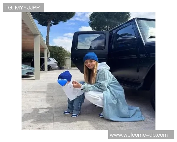 小吧社交秀：胡梅尔斯女友惊艳T台卡卡贝克汉姆同框引发热议